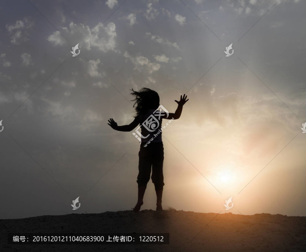 小快樂的女孩在海灘上跳