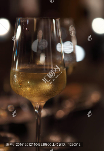兩杯白葡萄酒在夜間