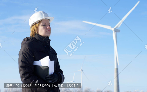 工程師或建筑師與白色安全帽和風(fēng)力渦輪機(jī)
