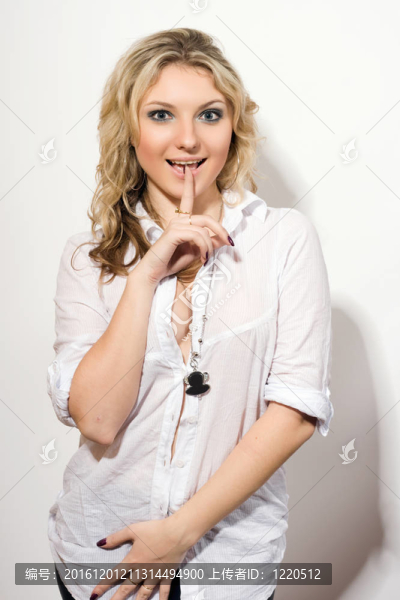 頑皮的年輕金發(fā)女郎