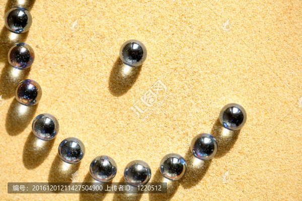 沙灘上的玻璃球