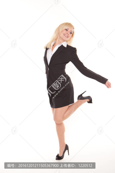 女人跳舞和豎起大拇指
