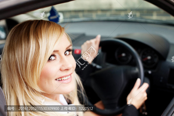 右側(cè)駕駛車輛的女司機