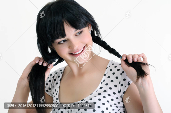 美麗的年輕女人撫摸她的頭發(fā)