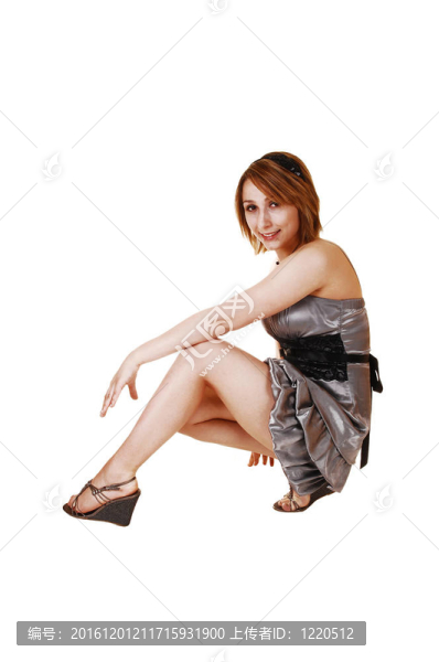 蹲在地板上的女孩。
