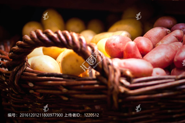 籃子里的新鮮土豆