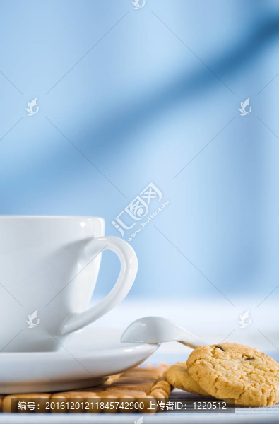 帶勺和餅干的杯子