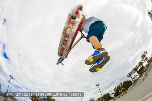 男孩在溜冰場(chǎng)騎他的摩托車