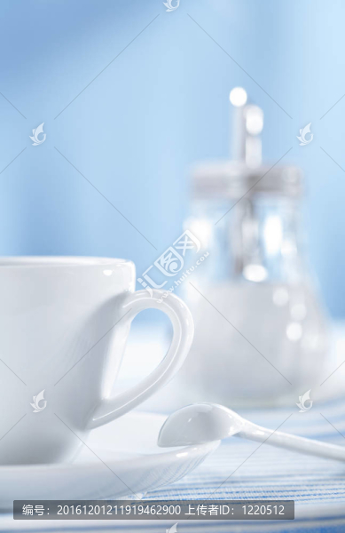 白杯和糖分配器