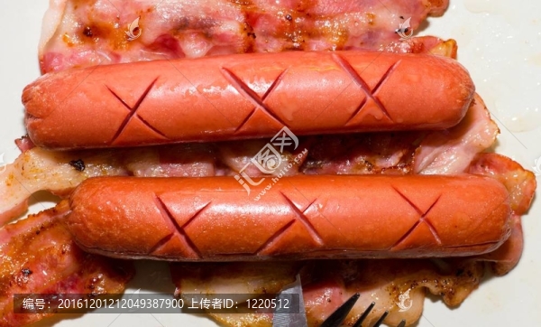 兩個(gè)香腸在熏肉
