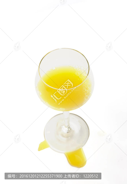 白色背景的鮮黃色橙汁