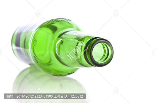 白色背景上的綠色玻璃瓶