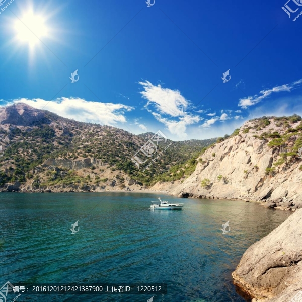 海；山；天空