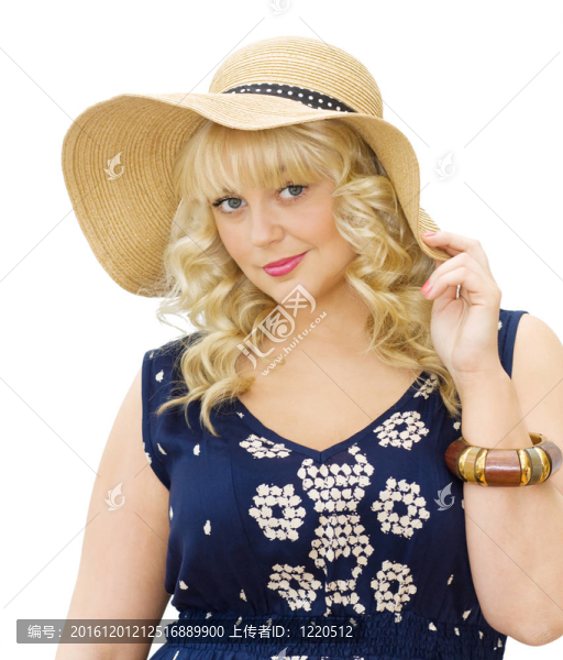 漂亮的年輕女人戴著夏天的帽子