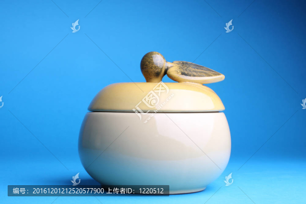 以一種應(yīng)付方式的形式的杯糖碗