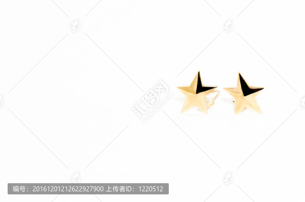 白色背景上的兩顆金星耳環(huán)