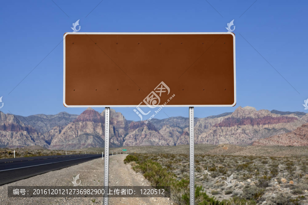 空白的布朗在莫哈韋沙漠公路標志