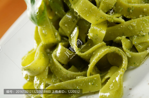 面條配香蒜醬