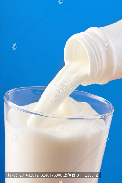 牛奶倒入玻璃
