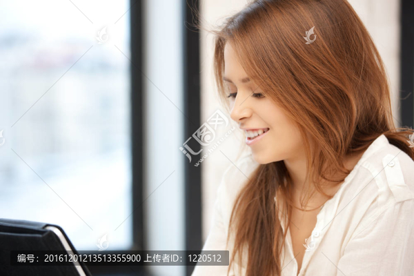 幸福的女人用平板電腦電腦