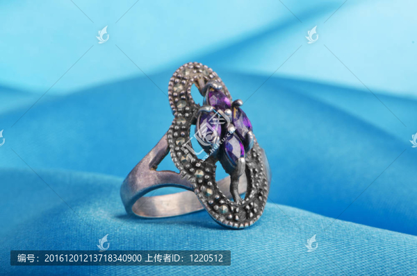 緞面上的珠寶戒指