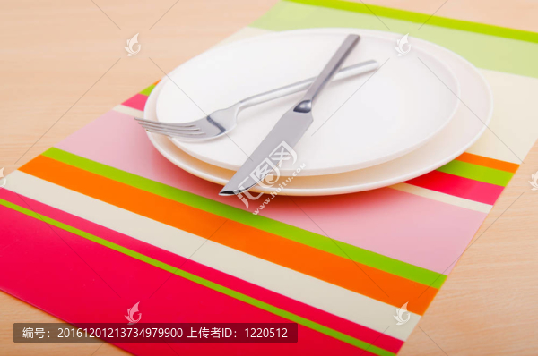 桌上的空盤子和餐具