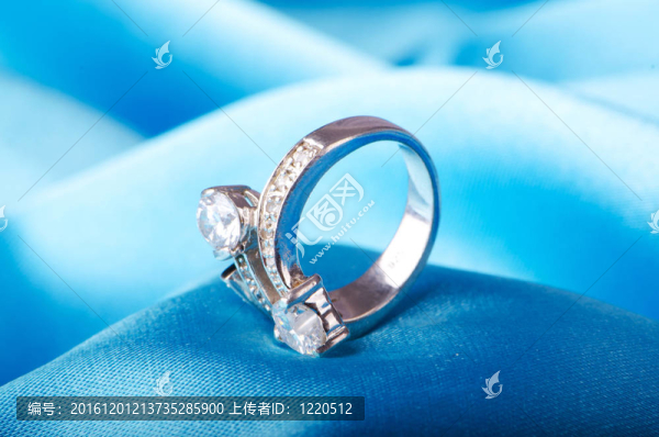 背景上的戒指時(shí)尚概念