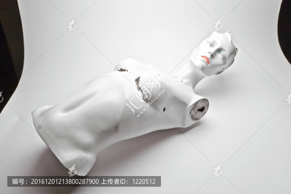 軀干的一個(gè)女性受損的木偶