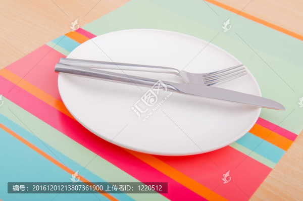 桌上的空盤子和餐具