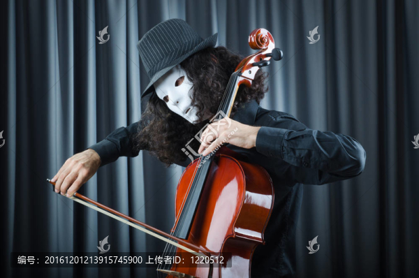 男人拉大提琴