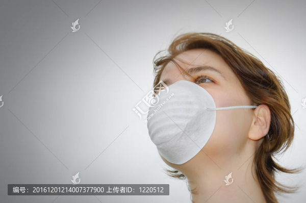 帶醫(yī)用口罩和復(fù)印空間的女人