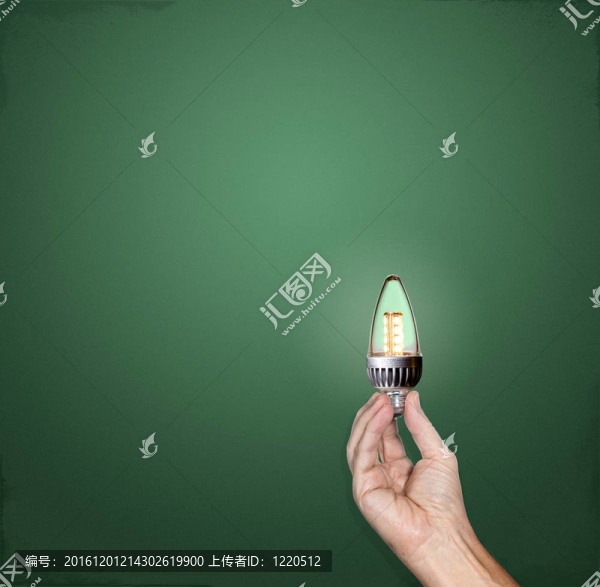 明亮的LED燈泡在手的想法