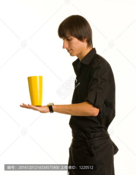 酒吧招待做了一個動搖的把戲