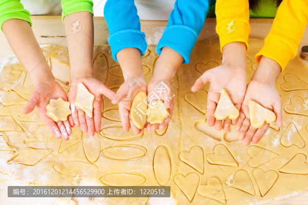 孩子的手上有面團在桌子上