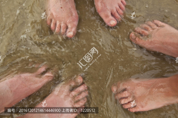 海灘上的家庭