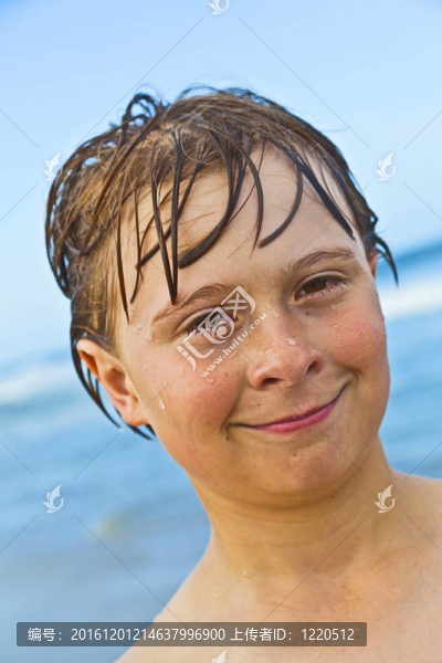 海灘上的可愛男孩