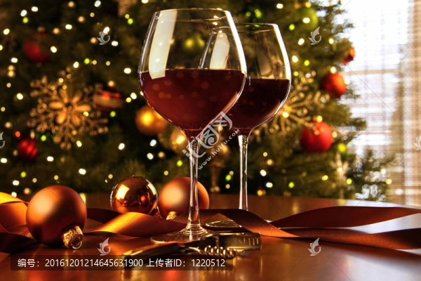 在桌上的圣誕樹上的紅葡萄酒