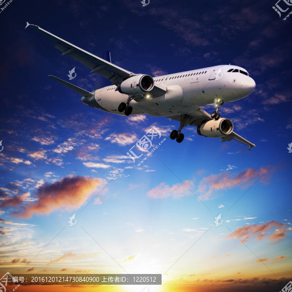 在夕陽的天空中的噴氣飛機(jī)。廣場(chǎng)組成。