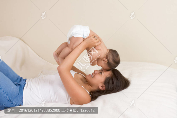 母親和她的兒子兒子玩
