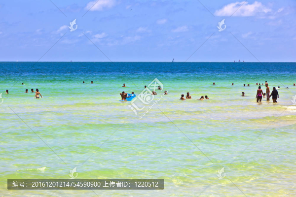 人們享受海灘和游泳在南海灘
