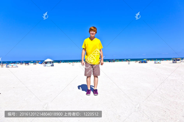 在南邁阿密的海灘上的聰明男孩