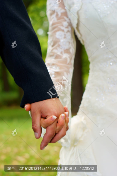 婚禮的感覺。夫婦牽著手。