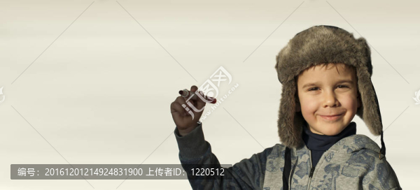 孩子用鋼筆寫字