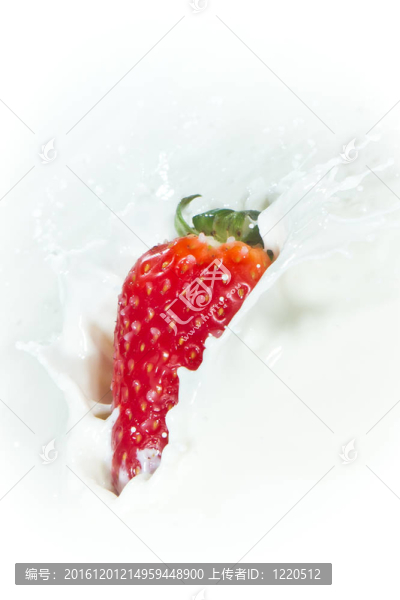 草莓濺到牛奶