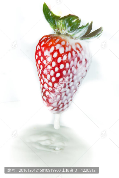 草莓濺到牛奶