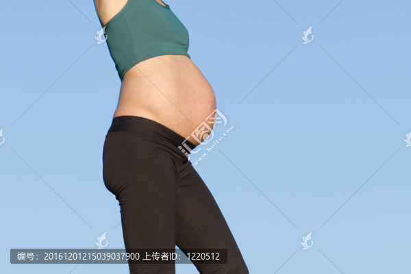 草地上的孕婦