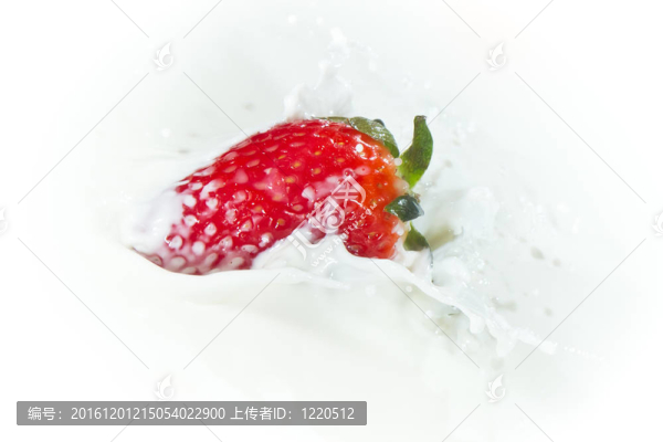 草莓濺到牛奶