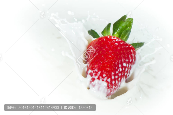 草莓濺到牛奶