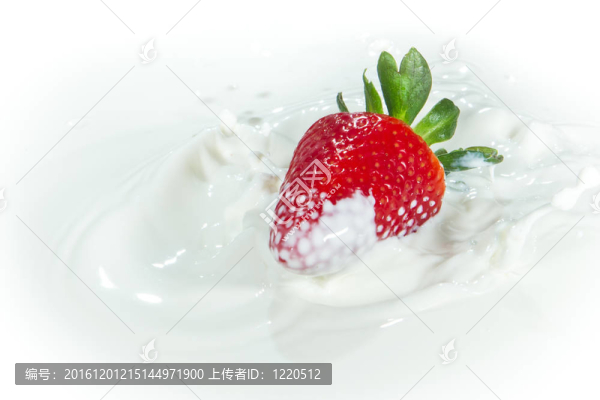 草莓濺到牛奶