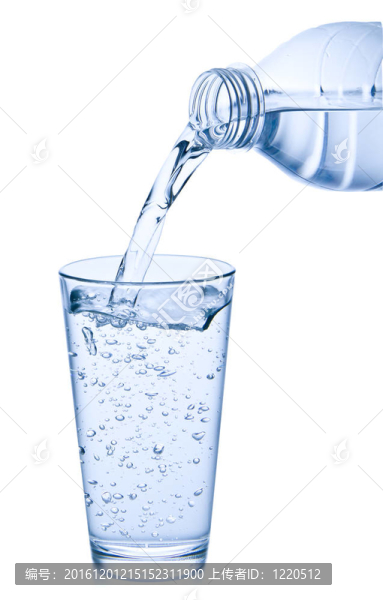 把水倒進(jìn)玻璃